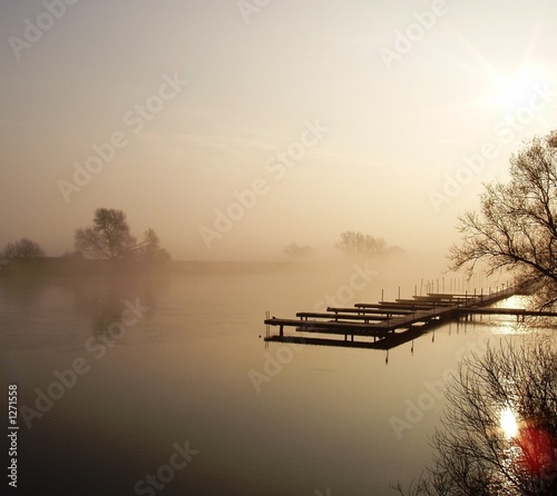 Obrazy mgła  jezioro-w-sepii-i-pomost-z-drewna