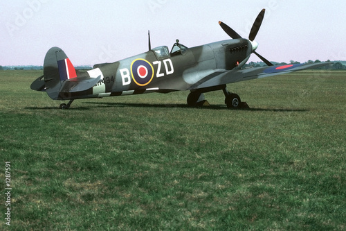Fotografia spitfire parked on grass