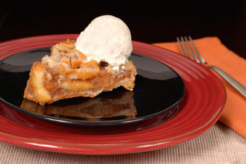 apple pie with vanilla ice cream