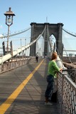 Fototapeta Nowy Jork - tourist on the brooklyn bridge