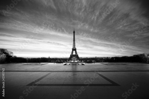 Plakat na zamówienie eiffel at dawn - black & white