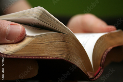 Fotomural Hombre joven que lee la biblia pequeña