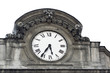 horloge ancienne sculptée sur les toits à lyon