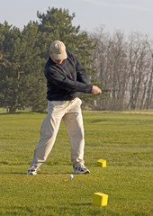 Wall Mural - joueur de golf au départ