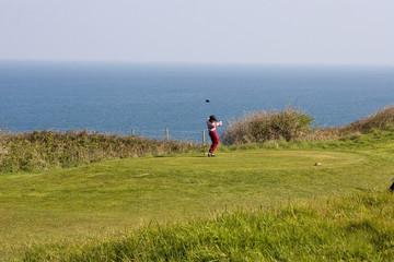 Wall Mural - joueur de golf au départ