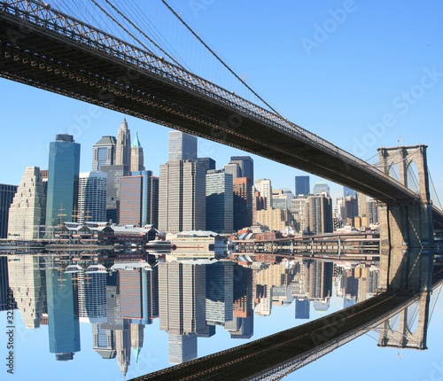 most-brooklynski-i-manhattan-linia-horyzontu-na-jasnym-blekitnym-dniu