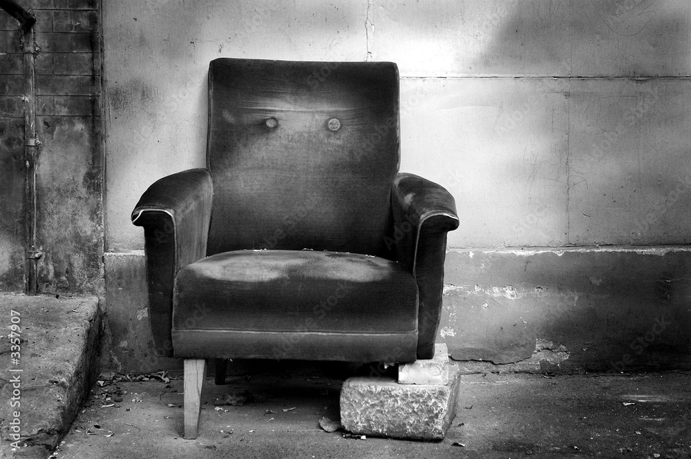 broken chair b/w - obrazy, fototapety, plakaty 