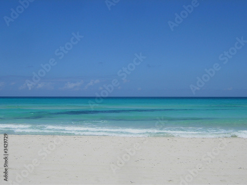 Plage De Sable Te Ciel Bleu à Cuba Buy This Stock Photo