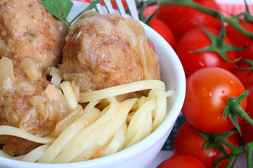 Canvas Print - white bowl with meat balls on spaghetti and onions sauce