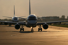 Airplanes on taxiway - great light! 