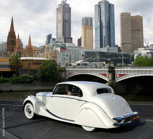 Naklejka na szafę Melbourne downtown, Australia and white antic car