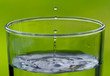 verre eau gros plan fond vert gouttes écologie environnement