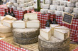 Produits frais sur le marché : fromage au lait cru