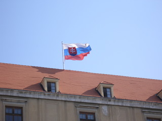 fahne der slowakei auf schloss in bratislava