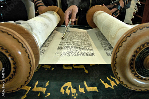 Cuadros en Lienzo Torah in a synagogue with a hand holding a silver pointer