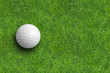 golfball auf grünem rasen von oben