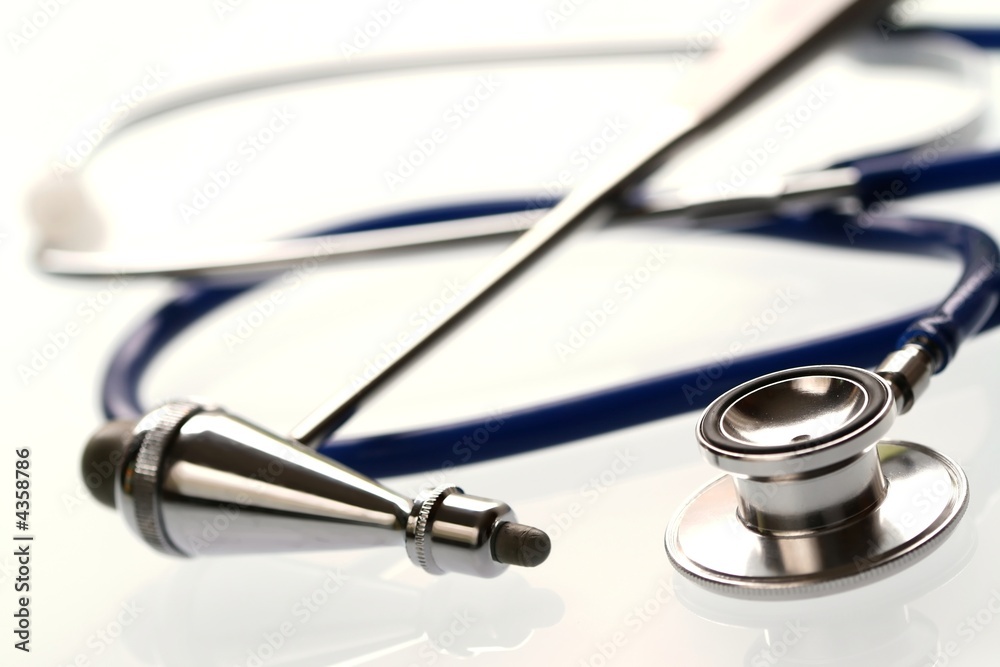 A shallow DOF image of a stethoscope and of medical hammer  - obrazy, fototapety, plakaty 
