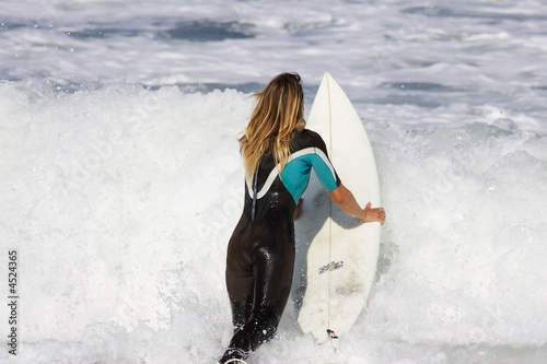 Belle Femme Blonde Qui Rentre A L Eau Avec Sa Planche De Surf Stock Photo Adobe Stock