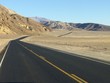 Straße durch Hügel - Death Valley