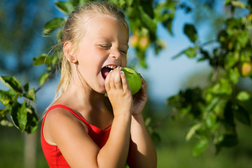 In süßen Apfel beißen