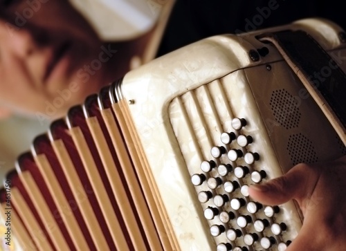 Fototapety Muzyka accordeon-et-son-accordeoniste