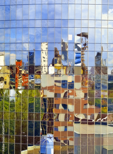 Obraz Dibond Miasto w zniekształcającym lustrze