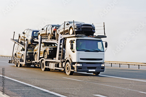 Fotografía car carrier truck deliver batch to dealer trucks series