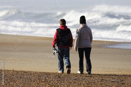 Couple De Femme Entrain De Marcher Sur La Plage En Hiver