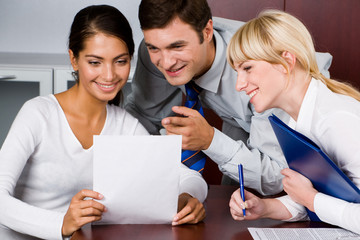 Canvas Print - Manager provides an explanation to his colleagues 