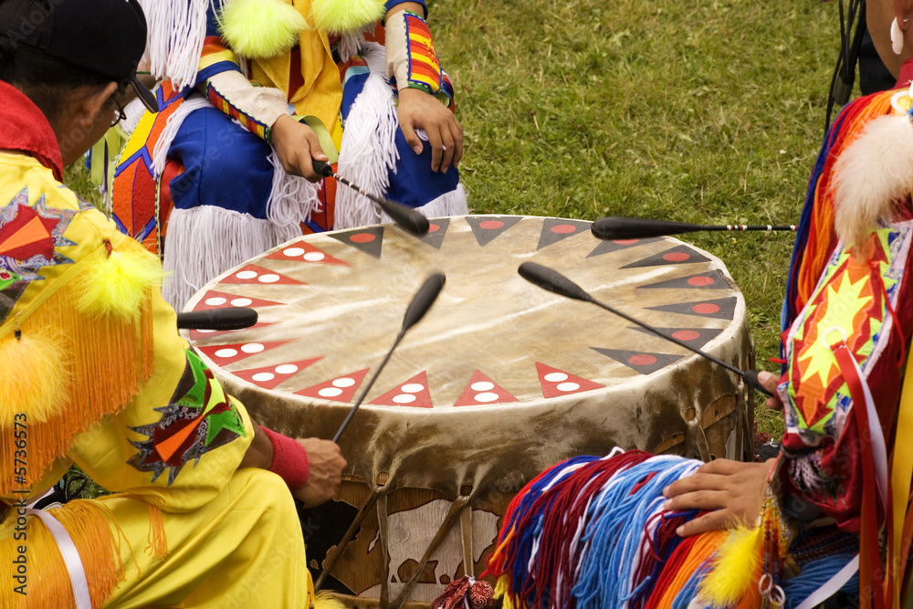 Indians around a drum at a Pow Wow  - obrazy, fototapety, plakaty 