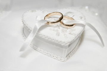 Poster - wedding rings in white box