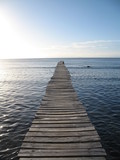 Fototapeta  - ponton de bois sur le lagon et ciel bleu en fond