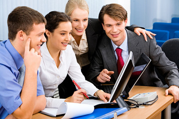 Poster - Portrait of business people looking at a monitor 