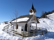 bergkapelle im winter in den tiroler alpen