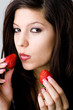 Frische Erdbeeren - junge Frau mit zwei Stück