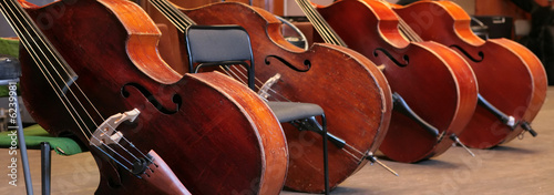 Dekoracja na wymiar  vintage-instrumenty-muzyczne-cztery-stare-altowki-basowe