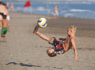 Wall Mural - soccer player volley