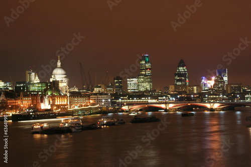 Zdjęcie: The Thames at night, with St. Pauls cathedral and the City The Thames at night, with St. Pauls cathedral and the City