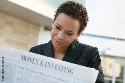 Fényképezés A african american business woman with newspaper