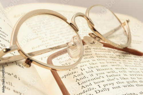 Cuadros en Lienzo William Shakespare's book with eyeglasses