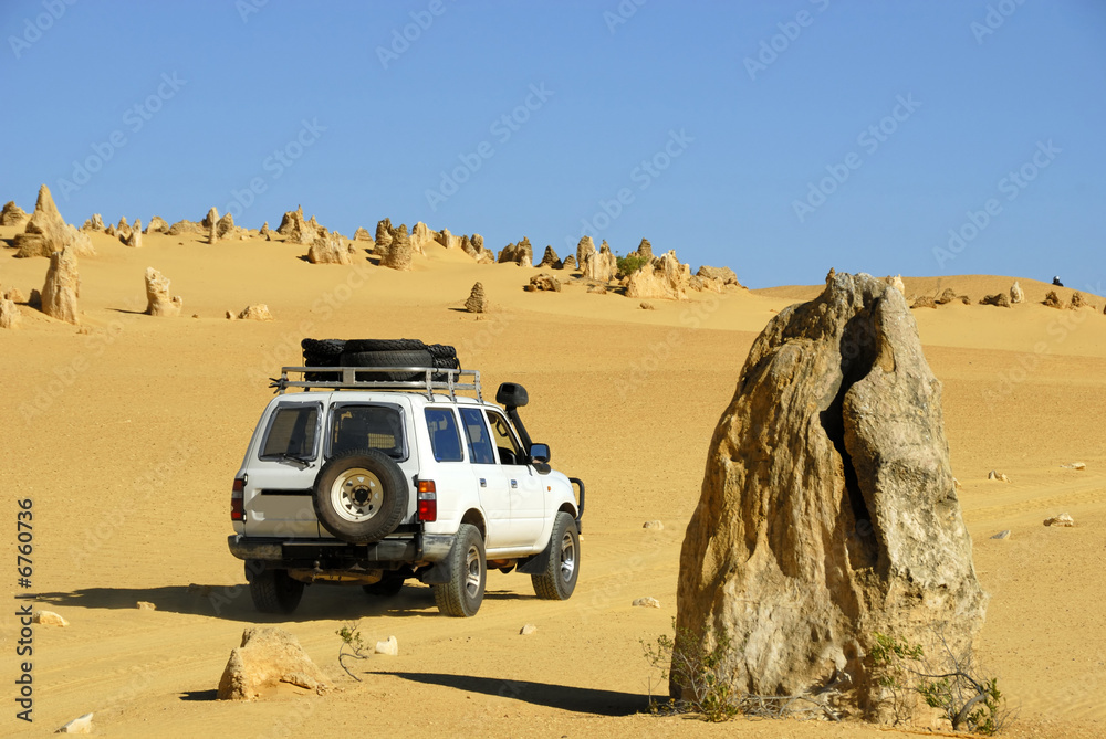 naped-na-cztery-kola-w-pinnacles-desert-australia