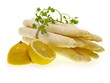 ein Bündel frischer roher weißer Spargel mit Zitrone und Kerbel freigestellt auf weißem Hintergrund