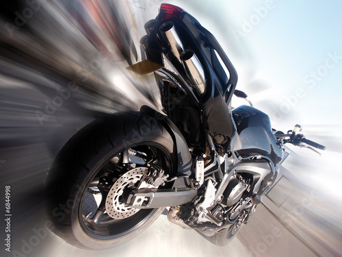 motocykl-na-bardzo-rozmytym-tle