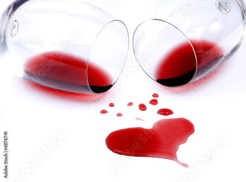  Fototapeta wino   czerwone-wino-wylane-z-kieliszkow