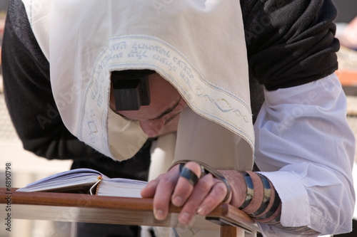 Fotografía Praying Jew on Jerusalem Western wall during sabbath
