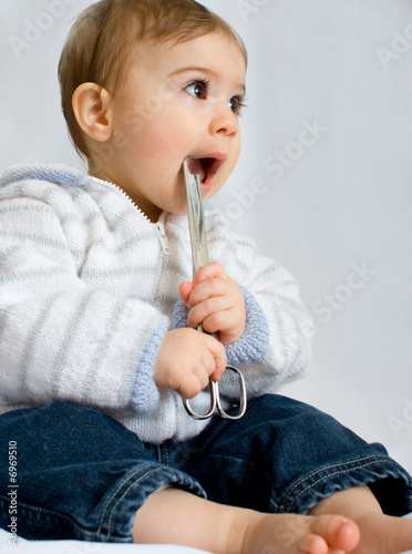 Bebe Enfant Ciseaux Danger Risque Avaler Dangereux Accident Stock Photo Adobe Stock Bebe Enfant Ciseaux Danger Risque Avaler Dangereux Accident Stock Photo Adobe Stock