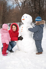 Wall Mural - mother and children make snowman