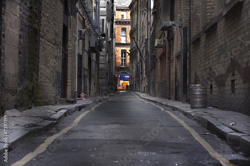 Fotomural Looking down a long dark back alley