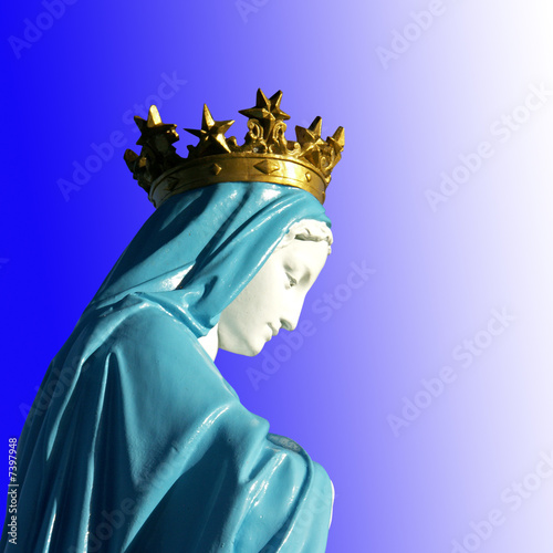 Statue De La Sainte Vierge Marie Detouree Sur Fond Bleu Stock Photo Adobe Stock