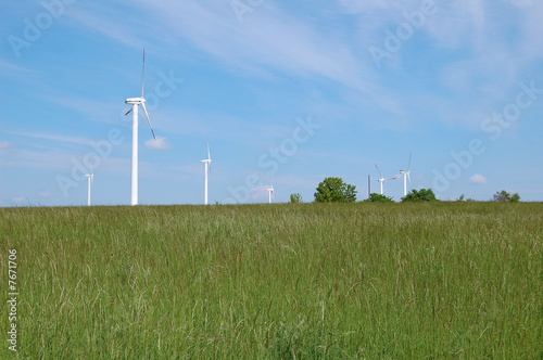 Feld mit Windrädern